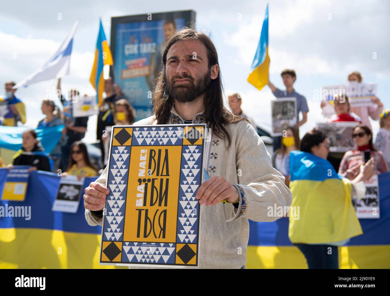 Istanbul .19.05.2022, quest'anno, gli ucraini passarono il giorno di Vyshyvanka senza celebrazione a causa dell'occupazione e della guerra russa, protestando contro i russi che invasero il loro paese. Le immagini sono tratte dalla giornata di Vyshyvanka organizzata dagli ucraini a Istanbul .19.05.2022 la Giornata di Vyshyvanka Ucraina è celebrata in Ucraina e in tutte le Diaspore ucraine il maggio 19. Quest'anno tutti gli eventi dedicati alla festa si terranno a Istanbul il 19Vyshyvanka maggio è un nome casual per la camicia ricamata in Ucraina Foto Stock