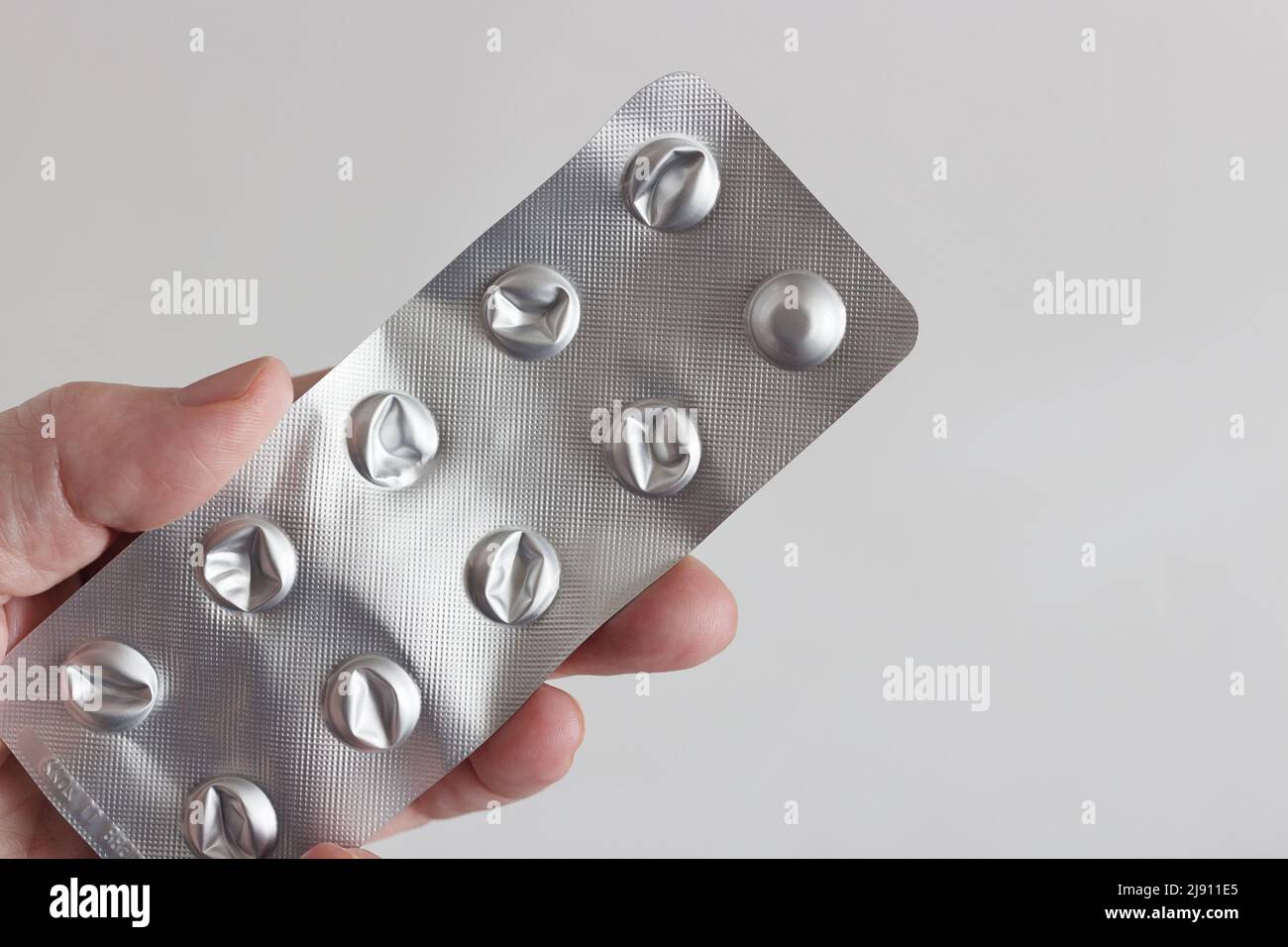 Ultima pillola in blister in vecchia mano Foto Stock