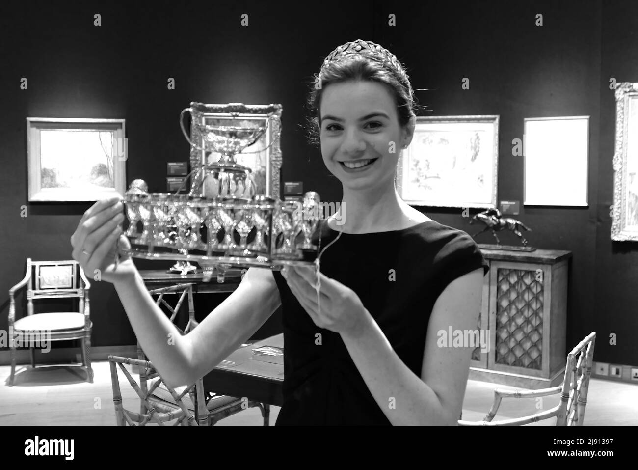 Venerdì 27 maggio , Christie's offrirà 170 lotti dalla Collezione del Signore e della signora che Swaything in un'asta dal vivo. La vendita comprende dipinti impressionisti e moderni , Gioielli , Mobili , Arti decorative e Argento , quadri antichi maestri , Ceramiche cinesi e opere d'arte , con stime che vanno da £300 a 300,0000 £. La collezione dovrebbe realizzarsi nell'ordine di £1 milioni di euro. Foto Stock