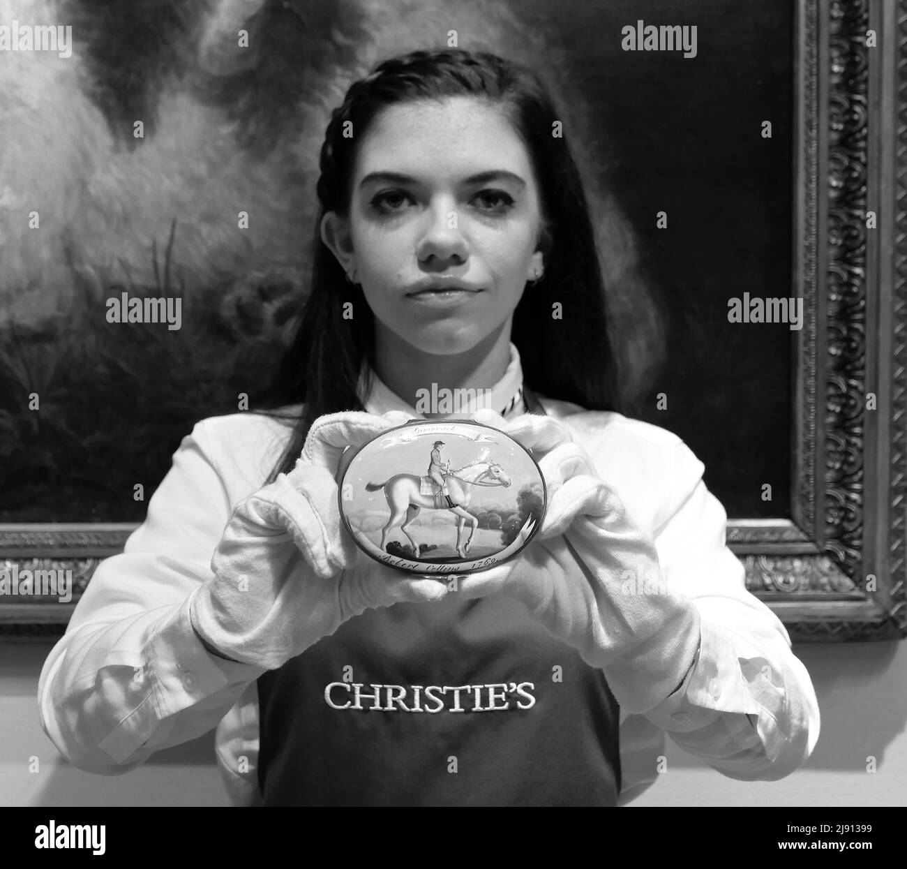 Venerdì 27 maggio , Christie's offrirà 170 lotti dalla Collezione del Signore e della signora che Swaything in un'asta dal vivo. La vendita comprende dipinti impressionisti e moderni , Gioielli , Mobili , Arti decorative e Argento , quadri antichi maestri , Ceramiche cinesi e opere d'arte , con stime che vanno da £300 a 300,0000 £. La collezione dovrebbe realizzarsi nell'ordine di £1 milioni di euro. Foto Stock