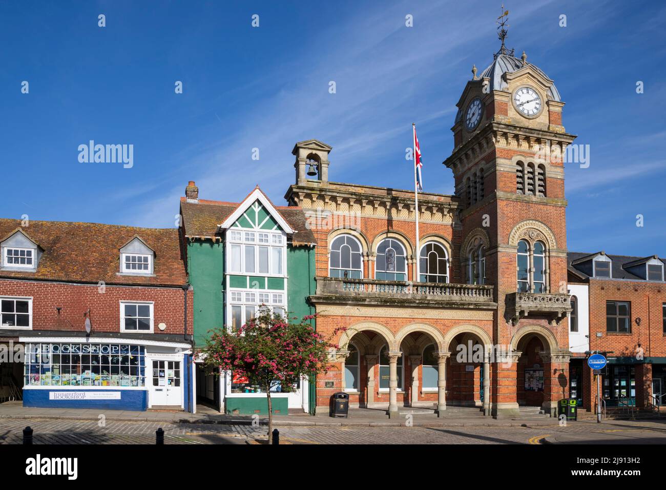 Municipio di Hungerford lungo High Street, Hungerford, West Berkshire, Inghilterra, Regno Unito, Europa Foto Stock