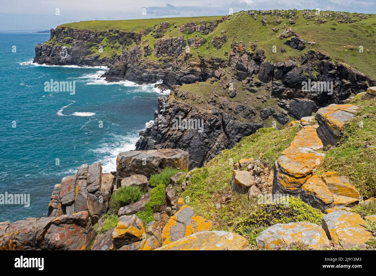 Vista sull'Oceano Indiano e sulle scogliere di Morgan Bay all'estremità meridionale della Wild Coast, il distretto di Amathole, la provincia di Eastern Cape, il Sudafrica Foto Stock