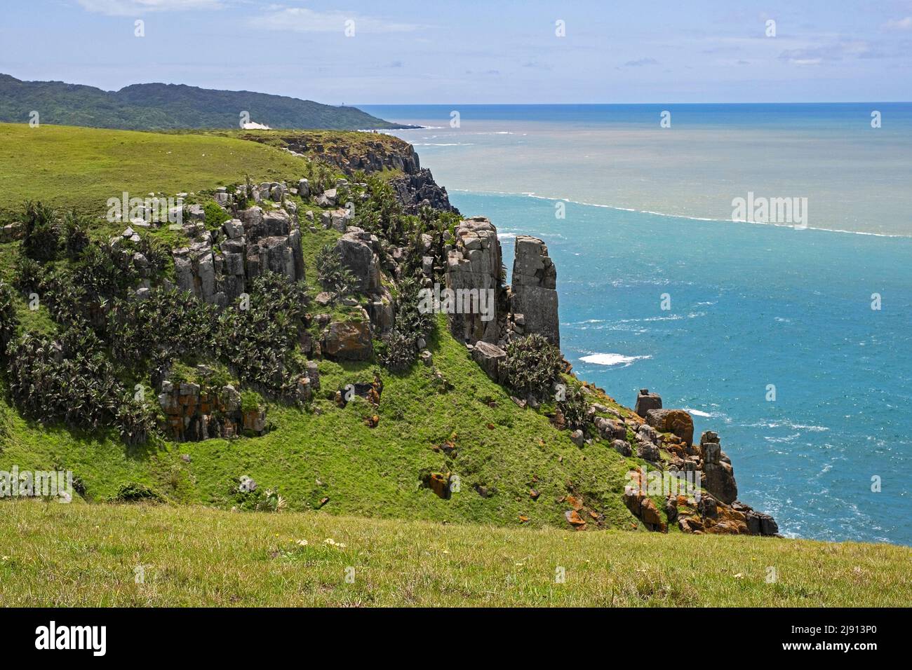 Vista sull'Oceano Indiano e sulle scogliere di Morgan Bay all'estremità meridionale della Wild Coast, il distretto di Amathole, la provincia di Eastern Cape, il Sudafrica Foto Stock