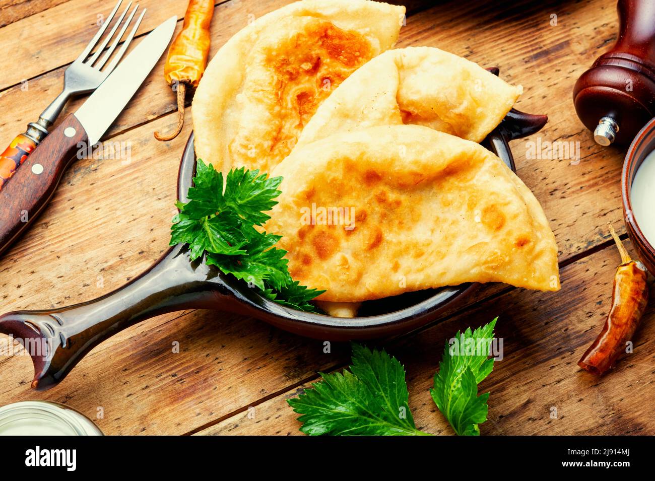 Cheburks, torte fritte a forma di mezzaluna con ripieno di carne Foto Stock