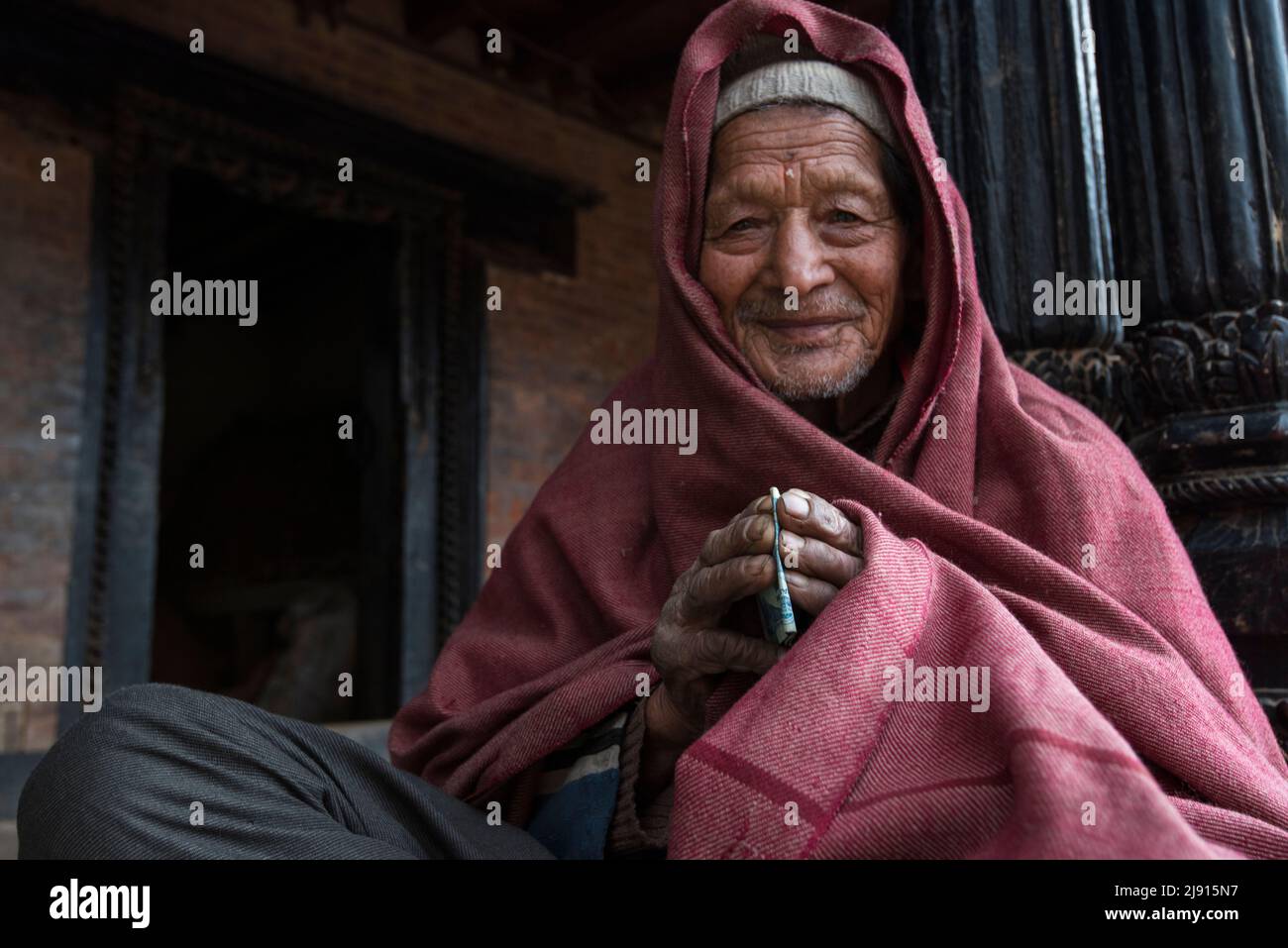 Kathmandu, Nepal - aprile 20,2019 : Ritratto di nepalese più vecchio in Piazza Patan Durbar. Foto Stock