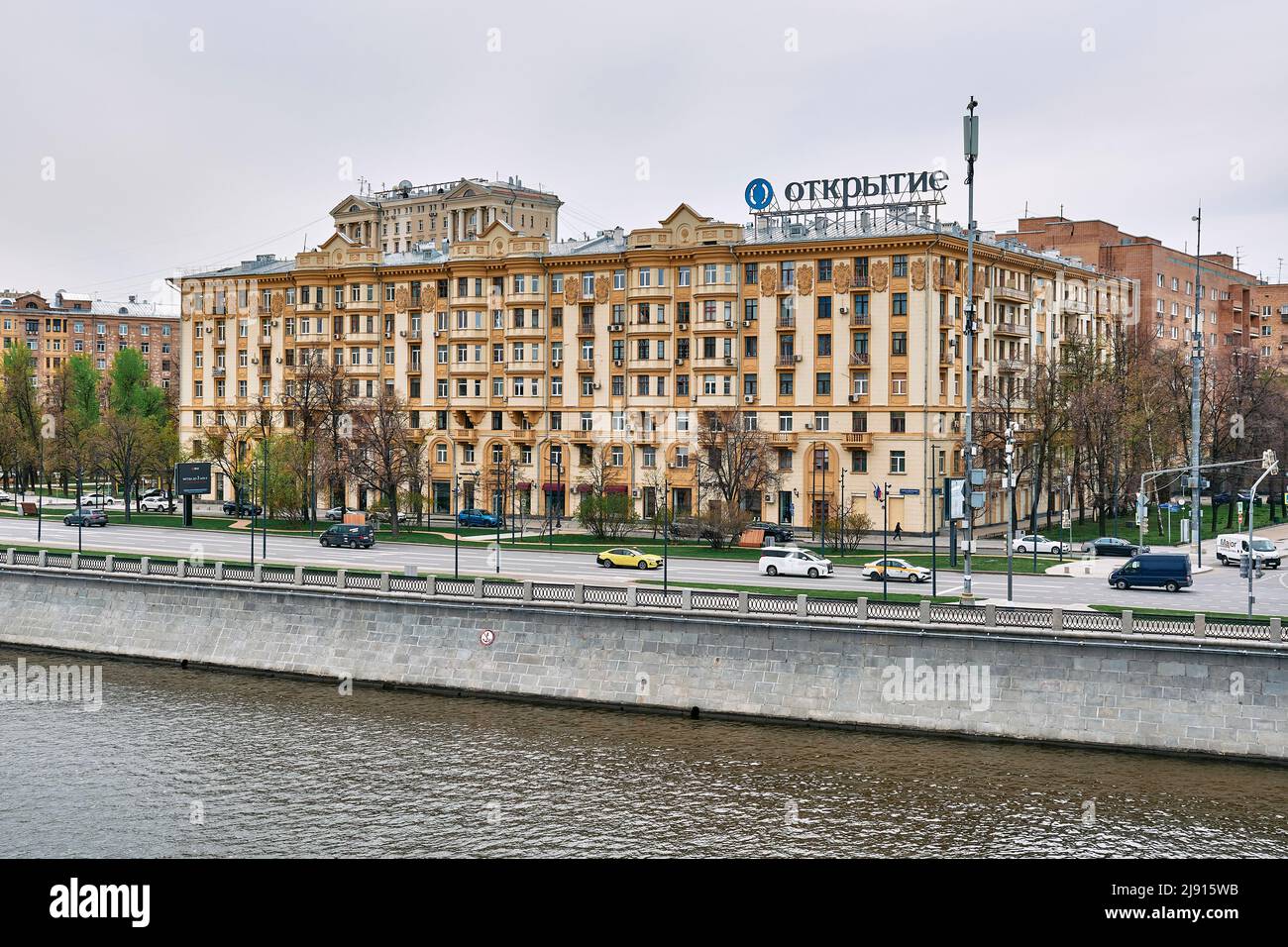Taras Shevchenko Embankment, vista sul palazzo residenziale della casa editrice Izvestia, costruita nell'Impero Stalin e in stile neoclassico nel 1 Foto Stock