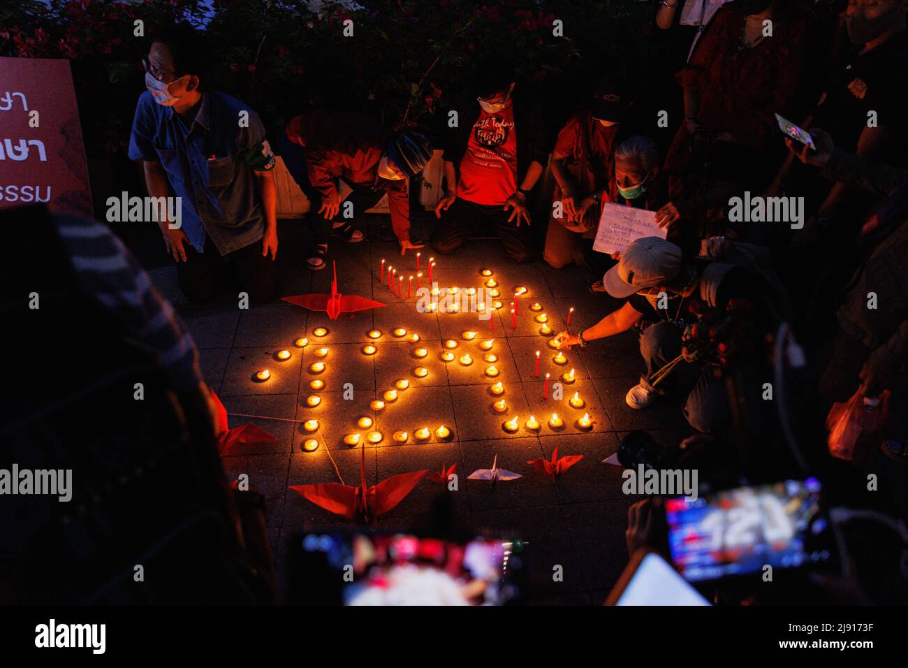 Bangkok, Tailandia. 19th maggio 2022. I dimostranti pro-democratici accendono le candele in memoria della repressione militare durante la manifestazione. I manifestanti pro-democratici si sono riuniti sulla strada di Ratchaprasong in ricordo della repressione militare del gruppo Red Shirt nel 2010 sulla strada di Ratchaprasong a Bangkok, in Thailandia. L'incidente ha lasciato 87 morti e ancora nessun ufficiale è stato portato alla giustizia per gli omicidi, anche se molti inquest hanno scoperto che i militari erano responsabili. (Foto di Varuth Pongsapipatt/SOPA Images/Sipa USA) Credit: Sipa USA/Alamy Live News Foto Stock