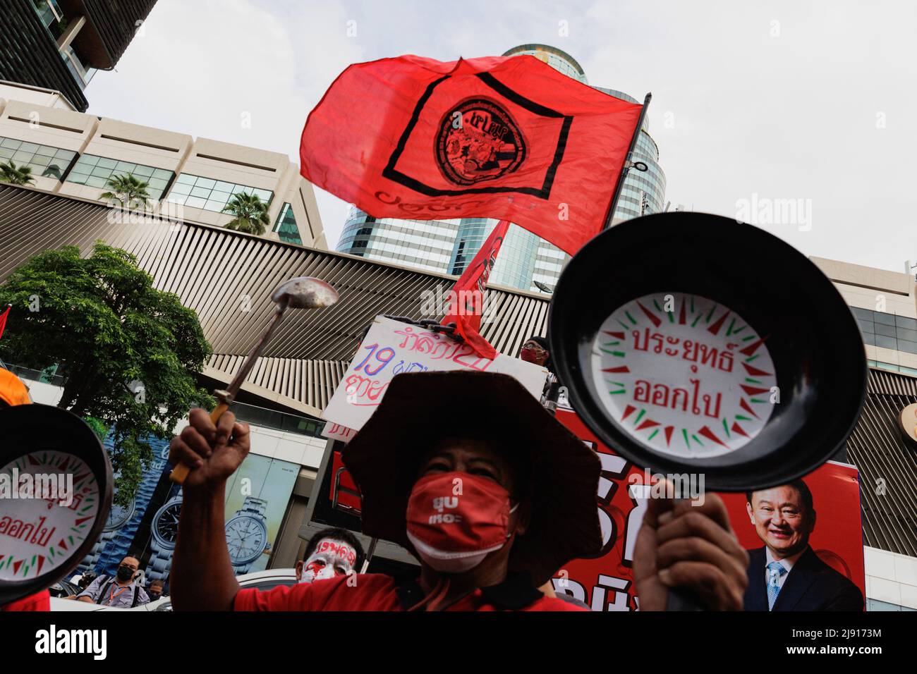 Bangkok, Tailandia. 19th maggio 2022. Il manifestante pro-democrazia detiene una bandiera e una padella durante la manifestazione. I manifestanti pro-democratici si sono riuniti sulla strada di Ratchaprasong in ricordo della repressione militare del gruppo Red Shirt nel 2010 sulla strada di Ratchaprasong a Bangkok, in Thailandia. L'incidente ha lasciato 87 morti e ancora nessun ufficiale è stato portato alla giustizia per gli omicidi, anche se molti inquest hanno scoperto che i militari erano responsabili. (Foto di Varuth Pongsapipatt/SOPA Images/Sipa USA) Credit: Sipa USA/Alamy Live News Foto Stock