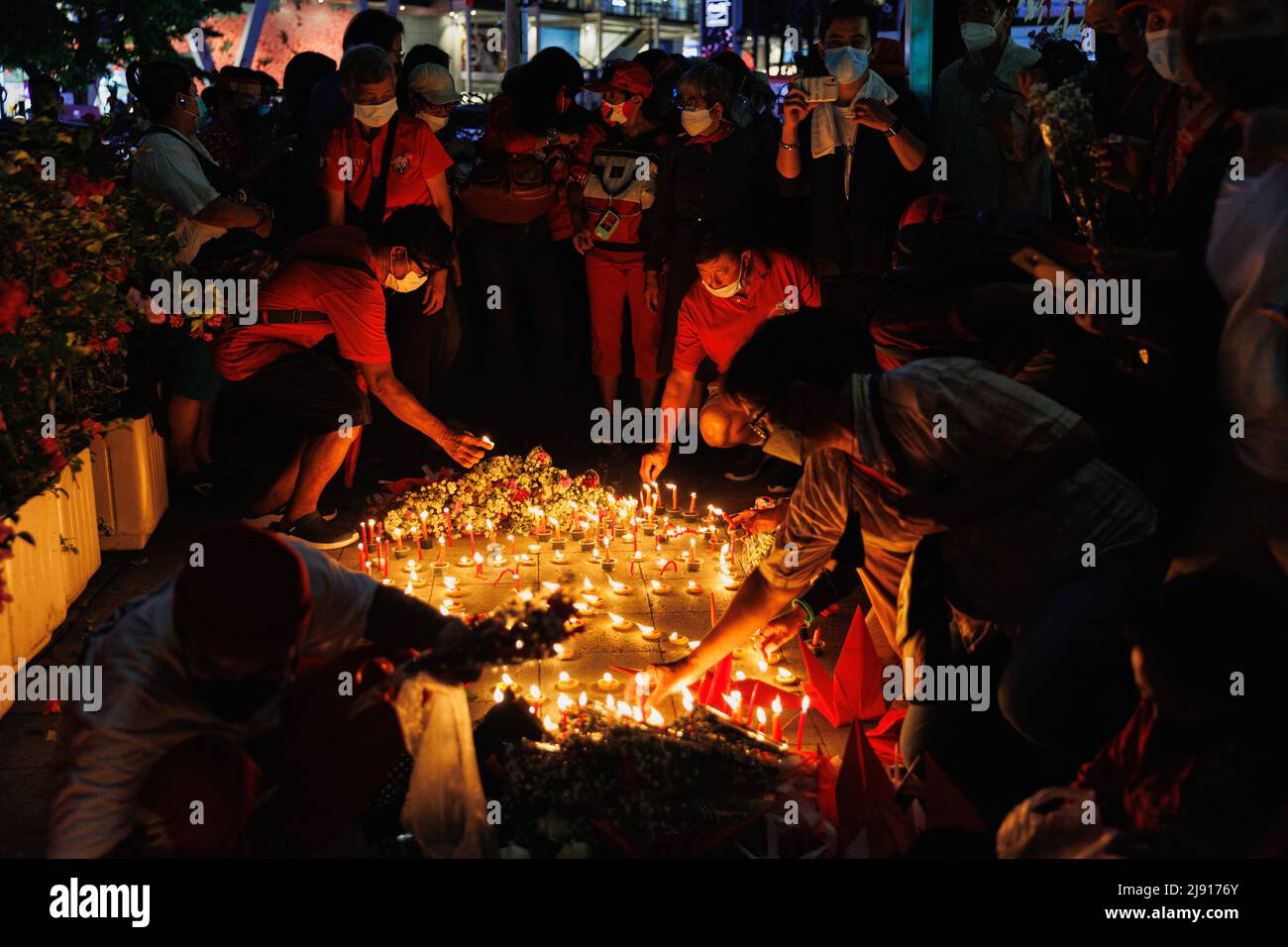 Bangkok, Tailandia. 19th maggio 2022. I dimostranti pro-democratici accendono le candele in memoria della repressione militare durante la manifestazione. I manifestanti pro-democratici si sono riuniti sulla strada di Ratchaprasong in ricordo della repressione militare del gruppo Red Shirt nel 2010 sulla strada di Ratchaprasong a Bangkok, in Thailandia. L'incidente ha lasciato 87 morti e ancora nessun ufficiale è stato portato alla giustizia per gli omicidi, anche se molti inquest hanno scoperto che i militari erano responsabili. (Foto di Varuth Pongsapipatt/SOPA Images/Sipa USA) Credit: Sipa USA/Alamy Live News Foto Stock