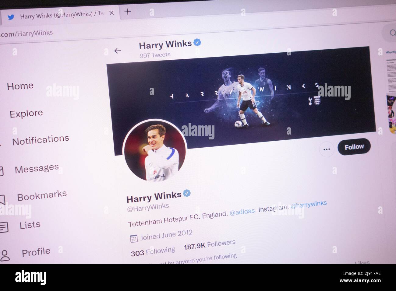 KONSKIE, POLONIA - 18 maggio 2022: Account Twitter ufficiale Harry Winks visualizzato sullo schermo del laptop Foto Stock