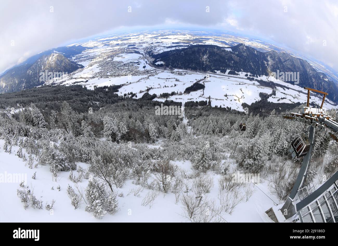 Una vista panoramica di un paesaggio invernale dal monte Breitenberg vicino Pfronten, Baviera, Germania, Europa. Foto Stock