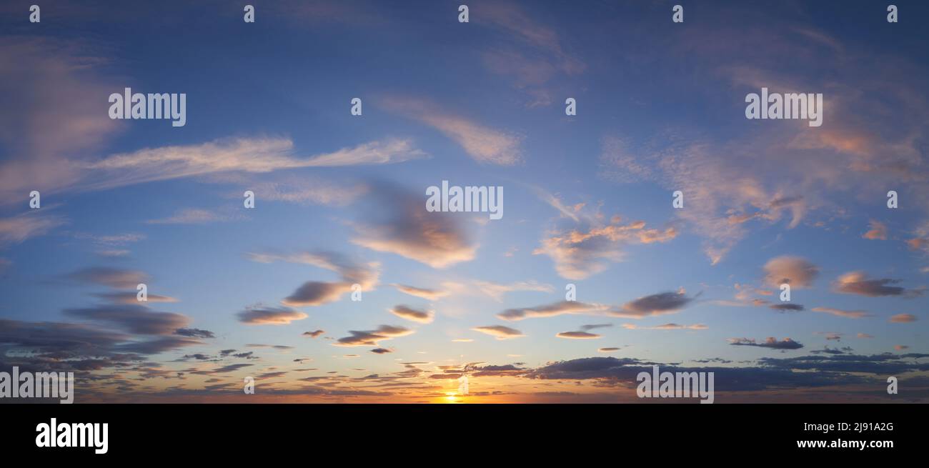 Cielo panoramico serale al tramonto con le nuvole Foto Stock