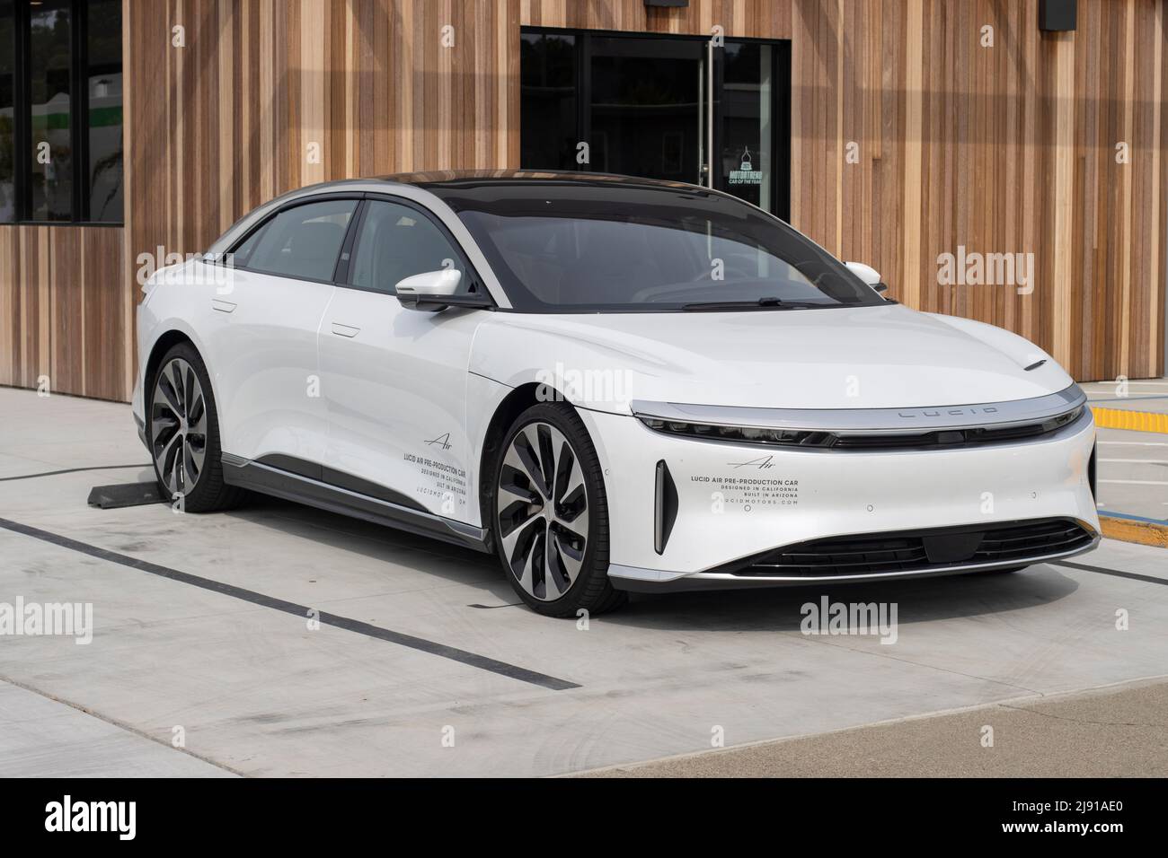 L'auto elettrica di pre-produzione di Lucid Air è stata vista in mostra presso uno showroom di Lucid a Millbrae, California, giovedì 5 maggio 2022. Foto Stock