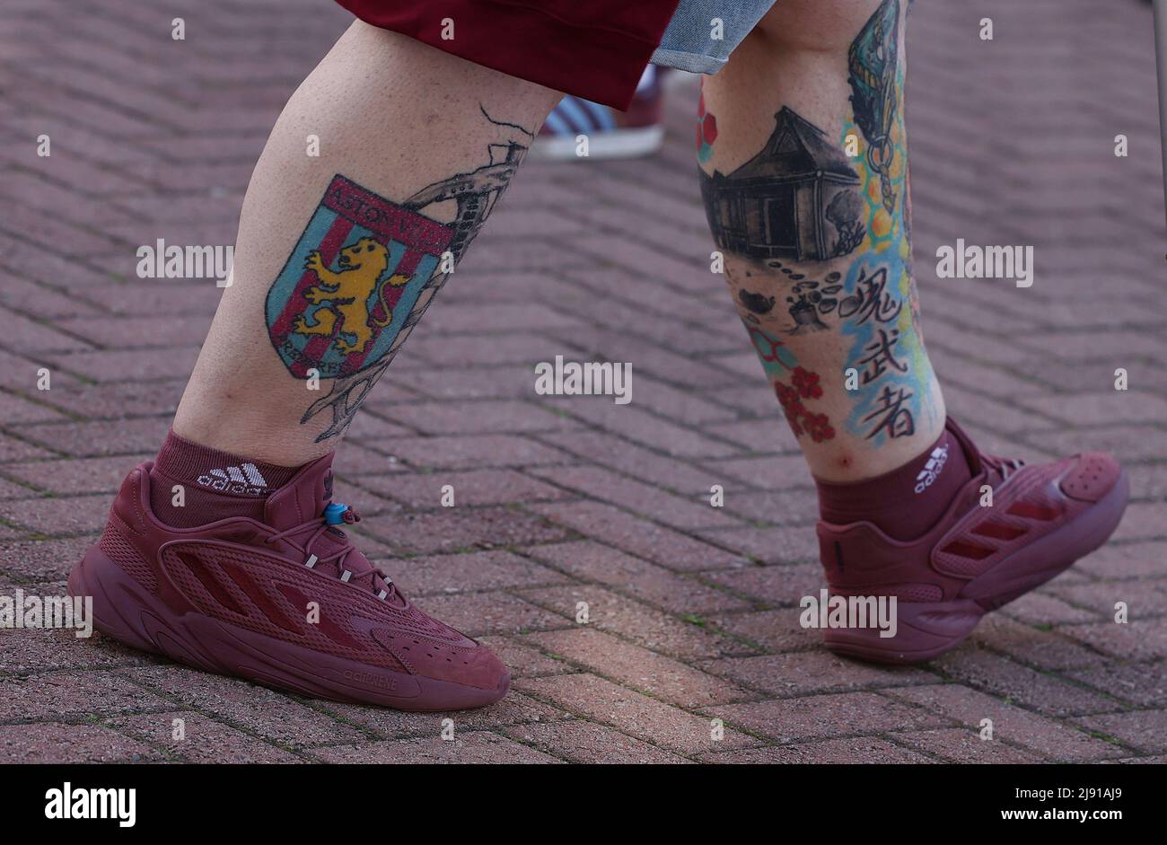 Birmingham, Inghilterra, 19th maggio 2022. Un fan di Aston Villa arriva per la partita della Premier League a Villa Park, Birmingham. Il credito dovrebbe essere: Darren Staples / Sportimage Foto Stock