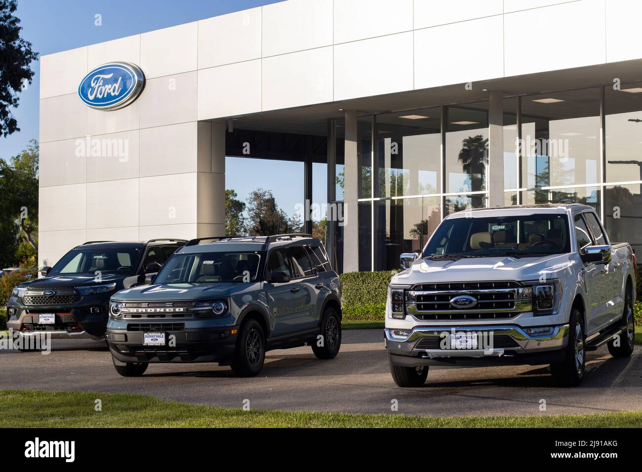 Ford pick-up e SUV sono visualizzati all'esterno di un negozio Ford concessionaria a Sunnyvale, California, il Martedì, 3 maggio 2022. Foto Stock