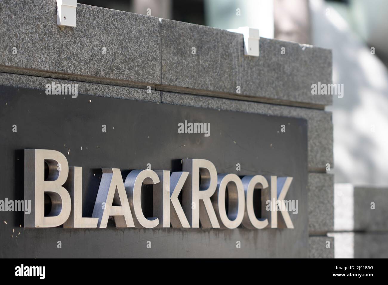 Il logo Blackrock è visibile all'ingresso dell'ufficio della società di gestione degli investimenti a San Francisco, California, domenica 1 maggio 2022. Foto Stock