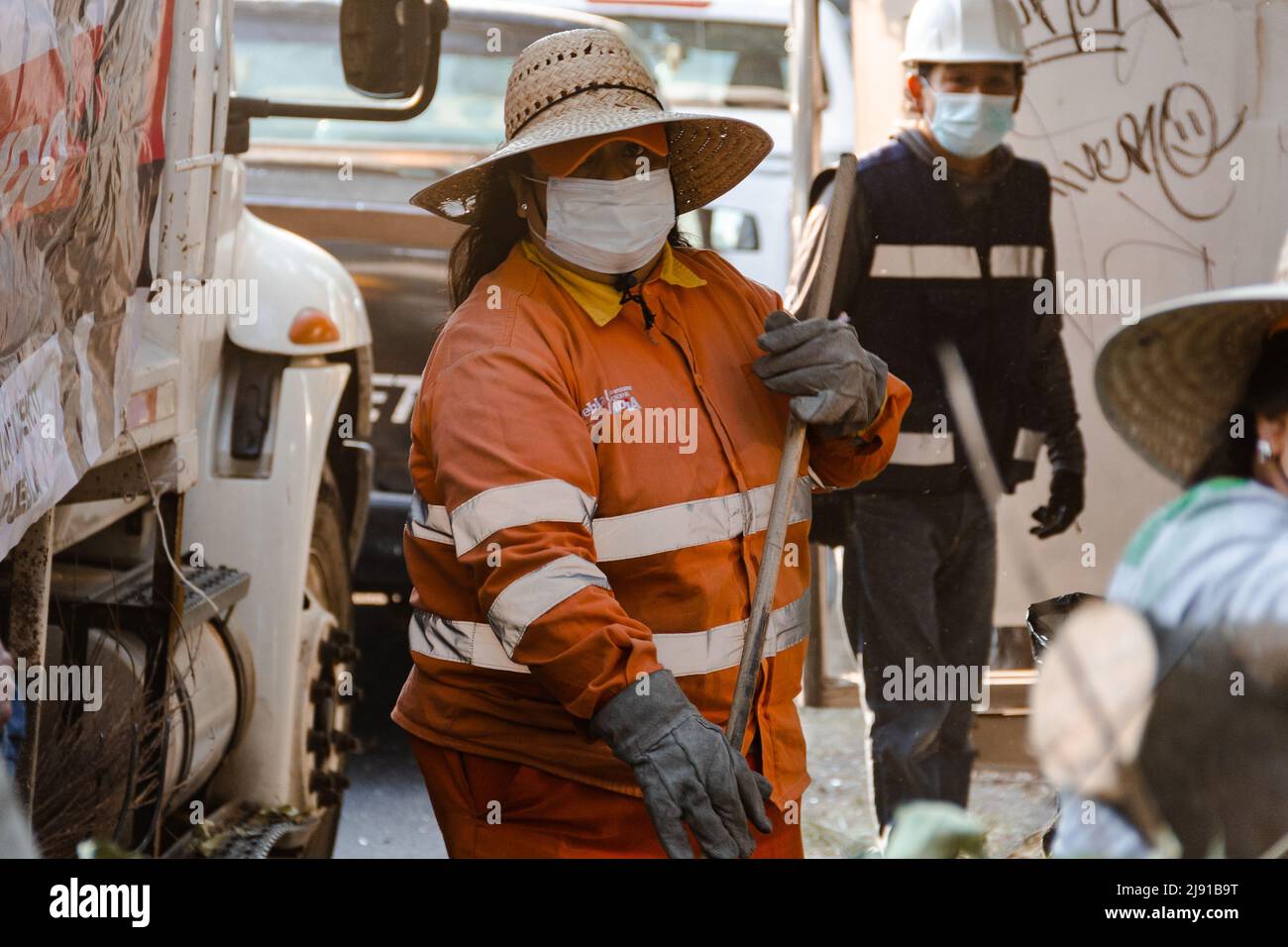 I lavoratori di pulizia più conosciuti come naranjitas in una giornata lavorativa Foto Stock