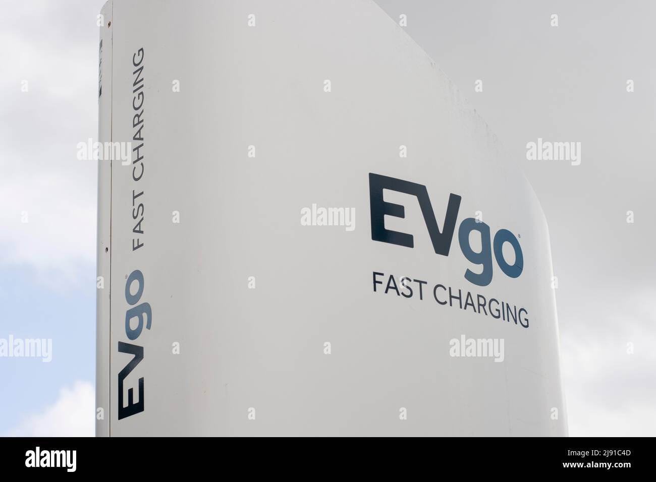 Primo piano del logo EVgo visto su una stazione di ricarica EVgo a Santa Ana, California, il 9 maggio 2022. Foto Stock