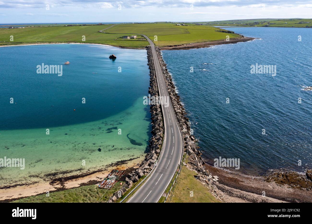 Vista aerea della barriera Churchill No.3 e della "nave a blocchi" parzialmente sommersa. I collegamenti di barriera intravedono Holm e Burray, Isole Orkney, Scozia Foto Stock