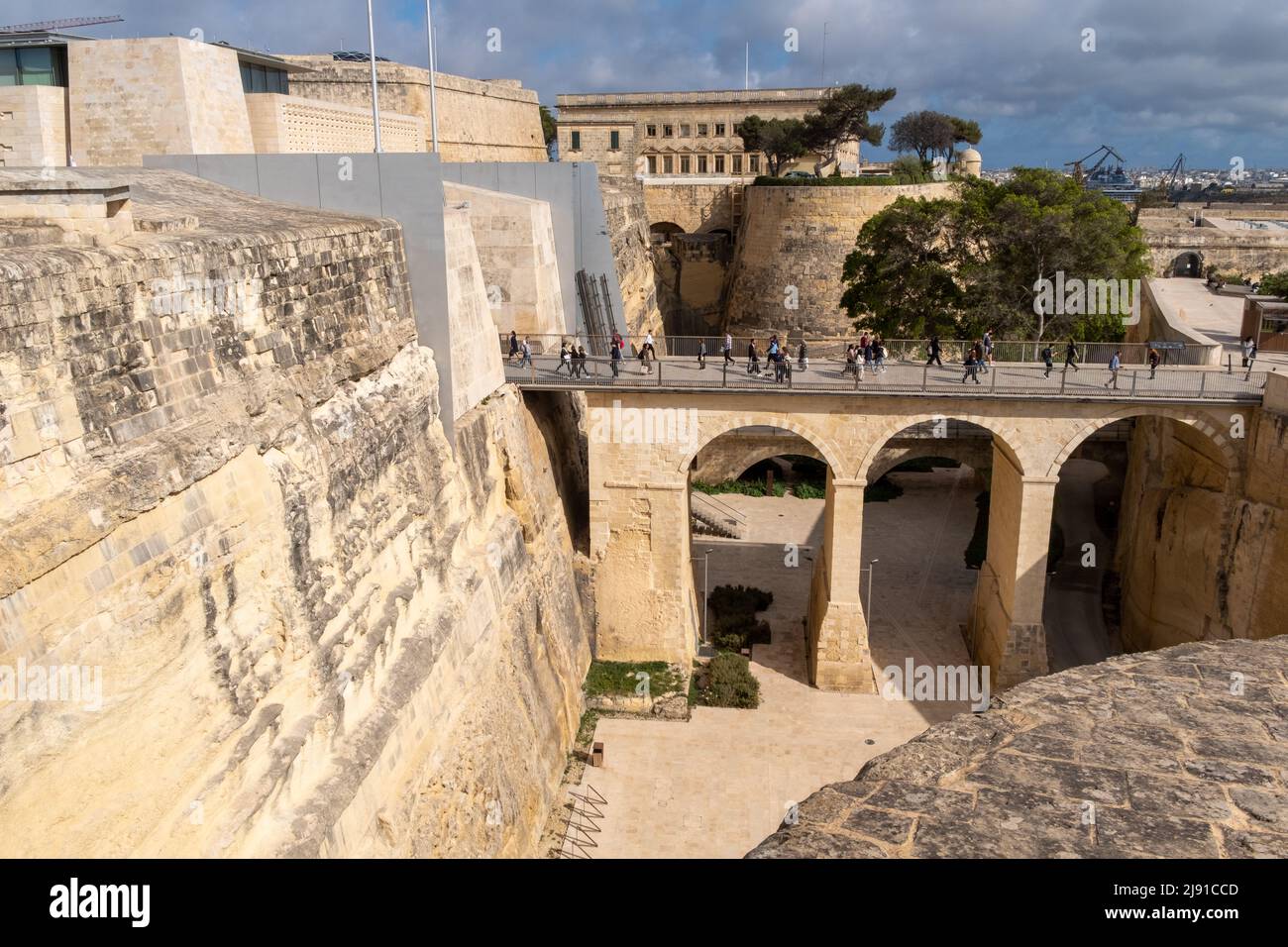 Ponte e porta della città, la Valletta, Malta Foto Stock