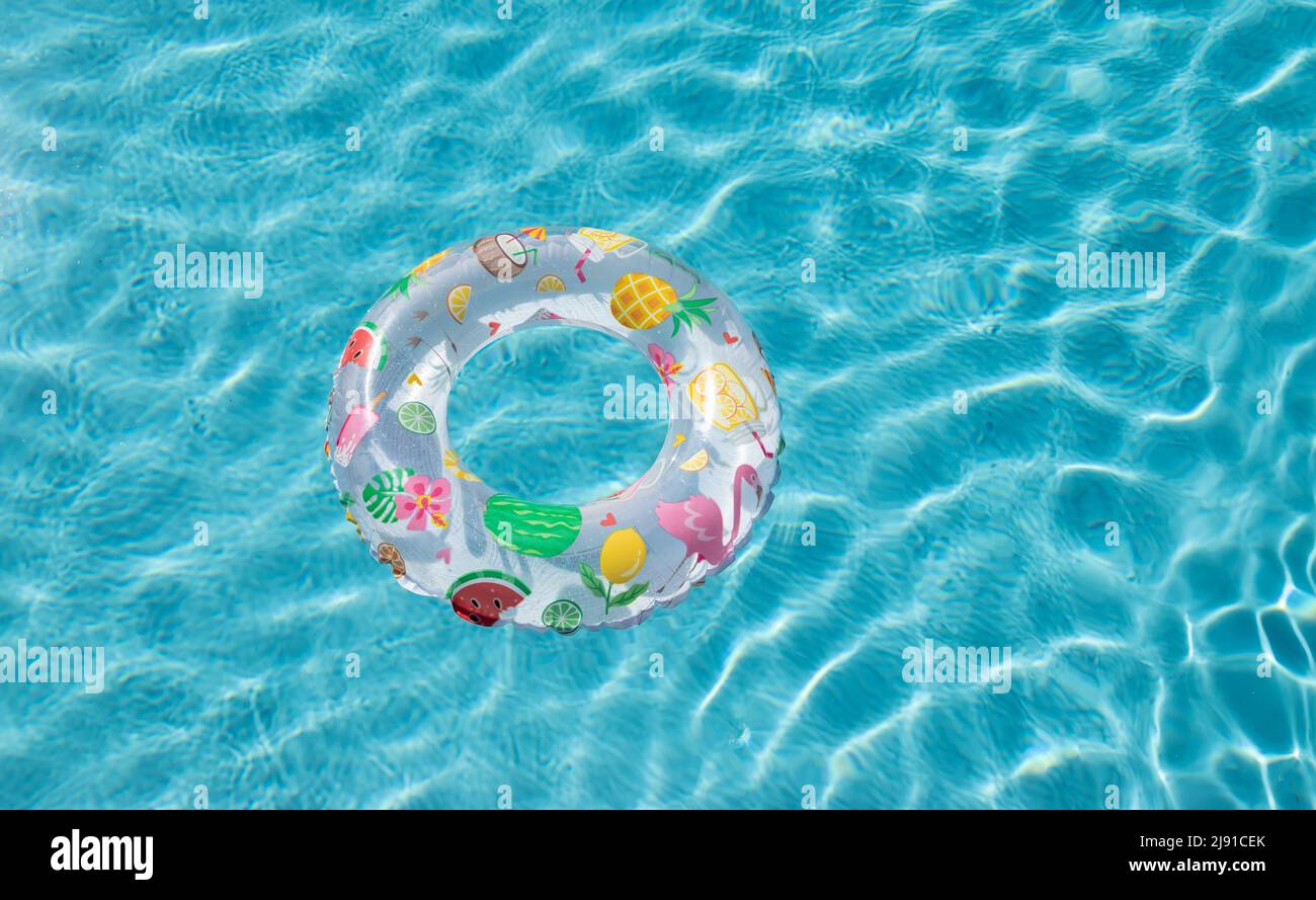 Anello galleggiante in piscina. Foto Stock