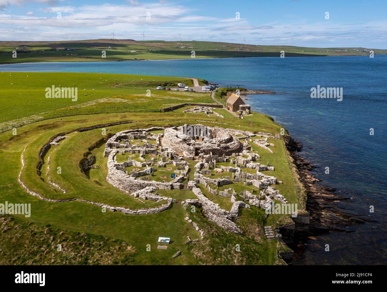 La vista aerea del Broch of Gurness è un villaggio di broch dell'età del ferro sulla costa nord-occidentale di Mainland Orkney in Scozia. Foto Stock