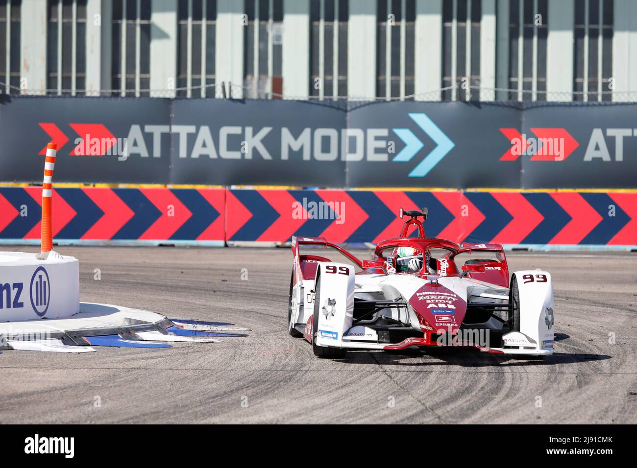 Berlino, Germania, 15th maggio 2022. 2022 Shell Recharge Berlin e-Prix, Round 8 del Campionato del mondo di Formula e ABB FIA 2021-22, circuito aeroportuale Tempelhof a Berlino, Germania nella foto: #99 Antonio GIOVINAZZI (ITA) di Dragon / Penske Autosport © Piotr Zajac/Alamy Live News Foto Stock