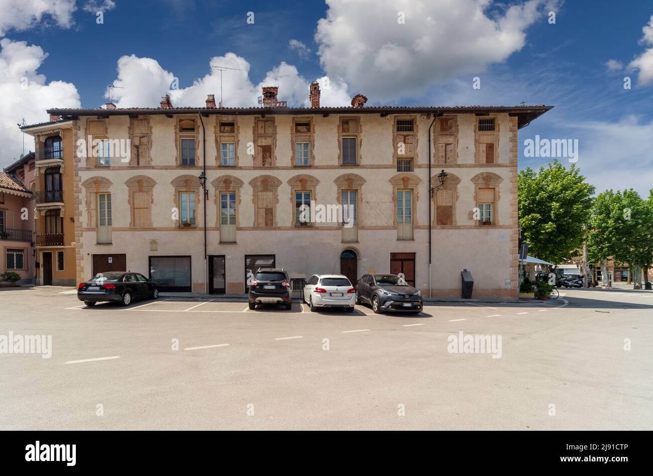 Carrù, Piemonte, Italia - 17 maggio 2022: Antico palazzo Boschetti Avagnina con decorazioni risalenti al 17th secolo raffiguranti finestre false Foto Stock