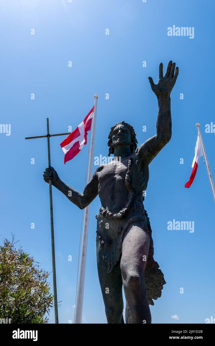 Statua di San Giovanni Battista e bandiere maltesi, Forte Sant'Angelo, Vittoriosa (Birgu), le tre Città, Malta Foto Stock