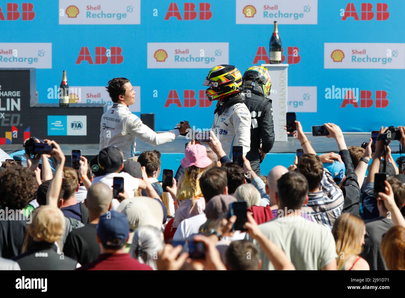 Berlino, Germania, 15th maggio 2022. 2022 Shell Recharge Berlin e-Prix, Round 8 del Campionato del mondo di Formula e ABB FIA 2021-22, Tempelhof Airport Circuit a Berlino, Germania nella foto: Nyck DE VRIES (NED) del Team Mercedes-EQ Formula e e Stoffel VANDOORNE (BEL) del Team Mercedes-EQ Formula e © Piotr Zajac/Alamy Live News Foto Stock