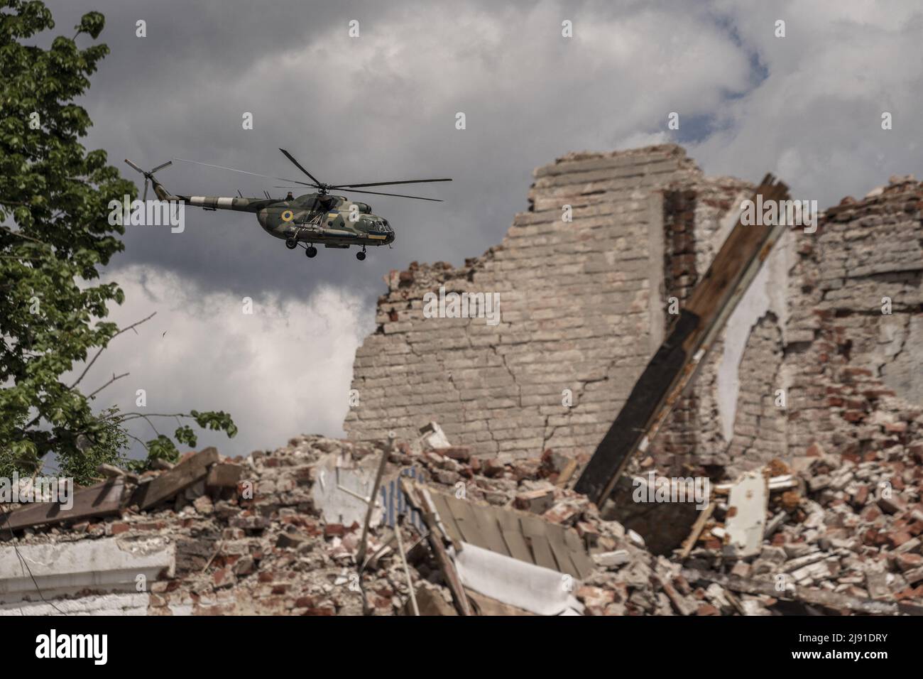 Merefa, Ucraina. 19th maggio 2022. Un elicottero ucraino vola dalla scuola secondaria di Merefa che è stato danneggiato dopo che i russi l'hanno gettato a Merefa, Ucraina, a sud di Kharkiv, mercoledì 18 maggio, 2022. La Finlandia e la Svezia hanno formalmente presentato domande di adesione all'alleanza militare NATO all'inizio di mercoledì, ponendo fine ai decenni di neutralità militare dei paesi nordici dopo la guerra della Russia in Ucraina. Foto di Ken Cedeno/UPI Credit: UPI/Alamy Live News Foto Stock