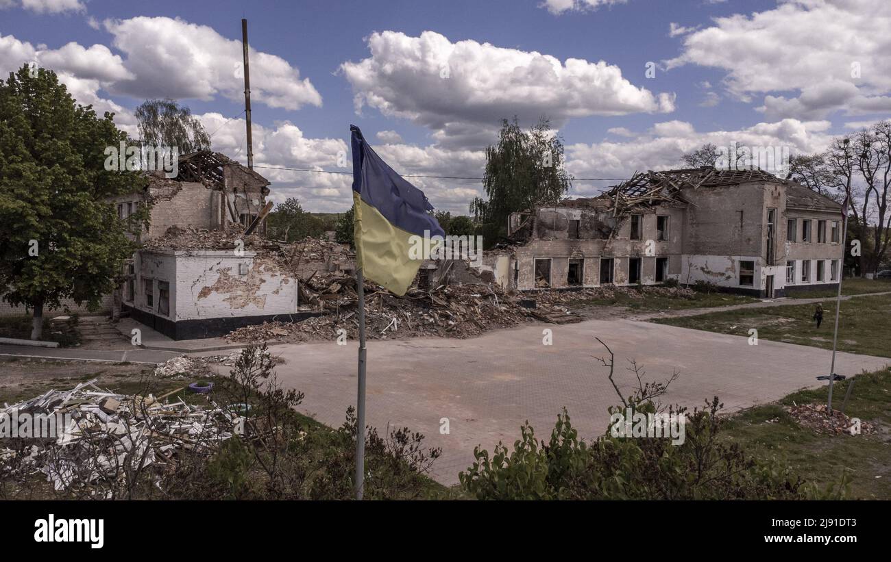 Merefa, Ucraina. 19th maggio 2022. Una bandiera Ucraina è vista di fronte alla Scuola secondaria di Merefa, danneggiata dopo che i russi l'hanno scortata a Merefa, Ucraina, a sud di Kharkiv, mercoledì 18 maggio, 2022. La Finlandia e la Svezia hanno formalmente presentato domande di adesione all'alleanza militare NATO all'inizio di mercoledì, ponendo fine ai decenni di neutralità militare dei paesi nordici dopo la guerra della Russia in Ucraina. Foto di Ken Cedeno/UPI Credit: UPI/Alamy Live News Foto Stock