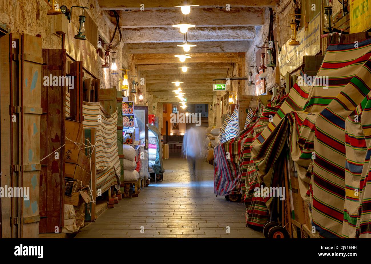 Doha, Qatar- Maggio 05,2022: Qatar tradizionale mercato souq waqif di notte. Una delle principali destinazioni turistiche in qatar. Foto Stock