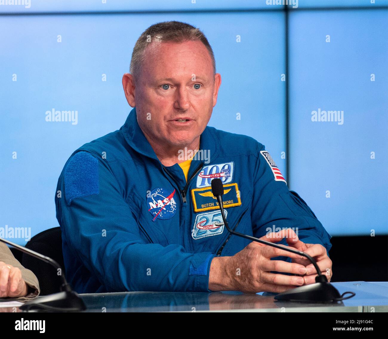 Capo Canaveral, Stati Uniti d'America. 18 maggio 2022. L'astronauta della NASA Barry “Butch' Wilmore risponde a una domanda durante una conferenza stampa in vista del lancio del razzo United Launch Alliance Atlas V che trasporta la Boeing CST-100 Starliner a bordo del Kennedy Space Center, 18 maggio 2022 a Cape Canaveral, Florida. L'Orbital Flight Test-2 sarà il secondo test di volo senza equipaggio e si imbarcherà alla Stazione spaziale Internazionale e si prevede che si solleverà il 19th maggio. Credit: Joel Kowsky/NASA/Alamy Live News Foto Stock