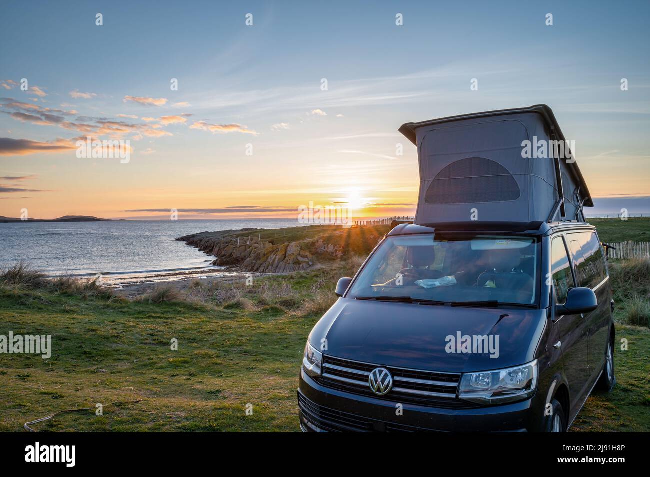 Ballyheirnan, Irlanda - 1 maggio 2022; VW California Ocean Campervan a Ballyherinan Beach nella contea di Donegal, Irlanda al tramonto Foto Stock