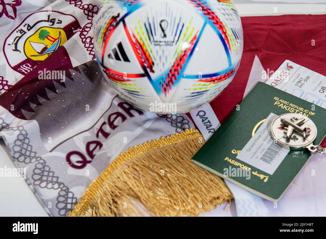 Aereo da viaggio Qatar. FIFA World Cup 2022 partita palla con passaporto. Concetto di sport e viaggi Foto Stock
