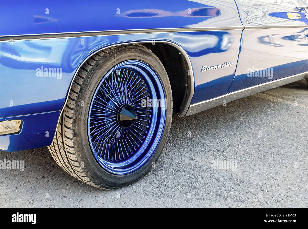 Samara, Russia - 8 maggio 2022: Ruota Сar con pneumatico a basso profilo di Pontiac Bonneville retro veicolo. Pontiac era un marchio automobilistico americano di proprietà, MAN Foto Stock