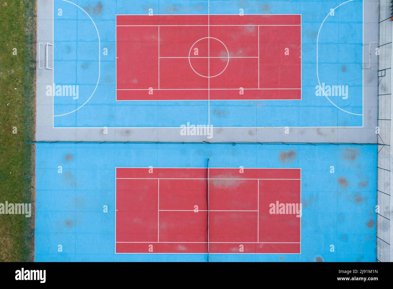 Vista aerea di un complesso sportivo, campo da calcio e campo da tennis Foto Stock