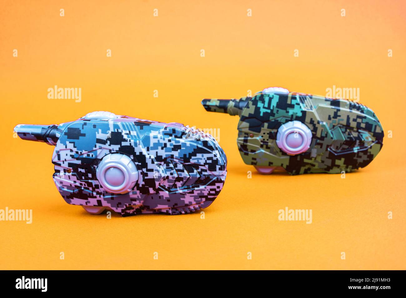 un paio di walkie-talkie per bambini su sfondo giallo. giocattoli utili Foto Stock