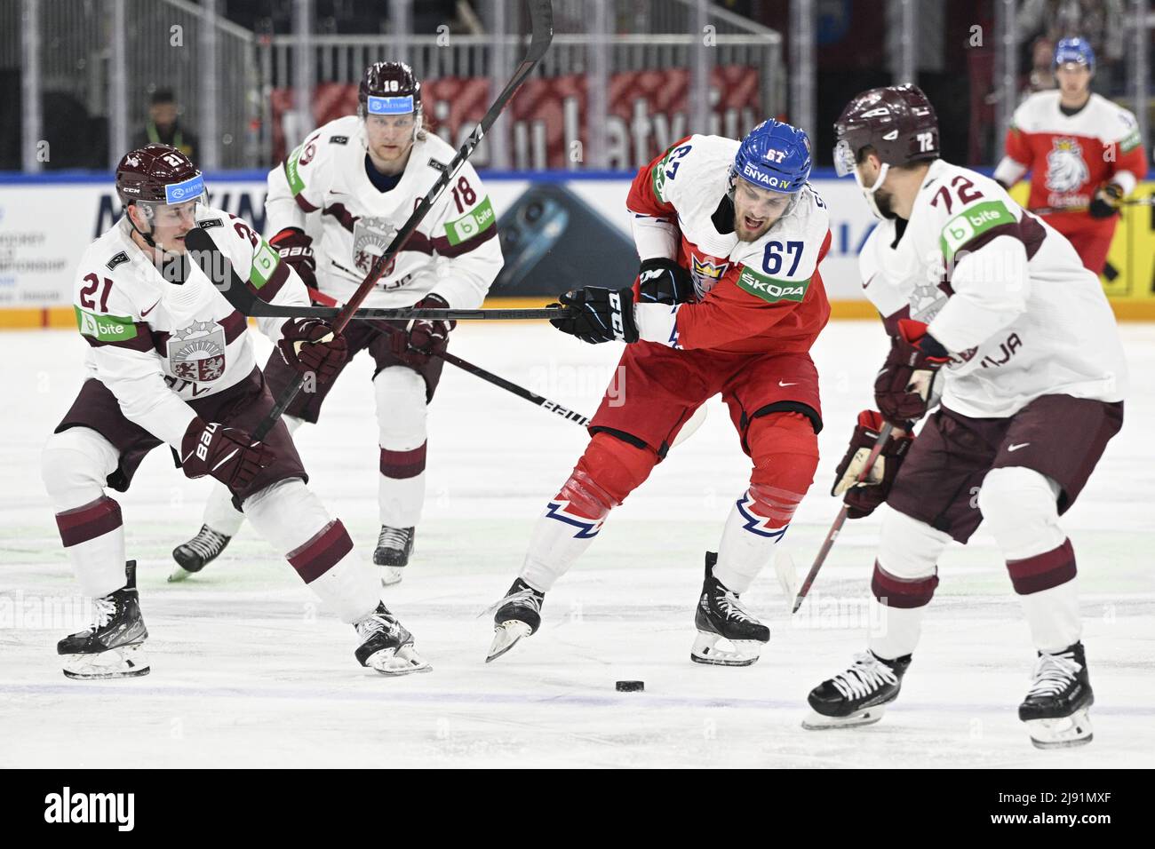 Tampere, Finlandia. 19th maggio 2022. (L-R) Rudolfs Balcers and Rodrigo Abols of Latvia, Jiri Smejkal of Czech Republic and Janis Jaks of Latvia in azione durante il Campionato del mondo di Hockey su ghiaccio partita Repubblica Ceca vs Lettonia a Tampere, Finlandia, 19 maggio 2022. Credit: Michal Kamaryt/CTK Photo/Alamy Live News Foto Stock