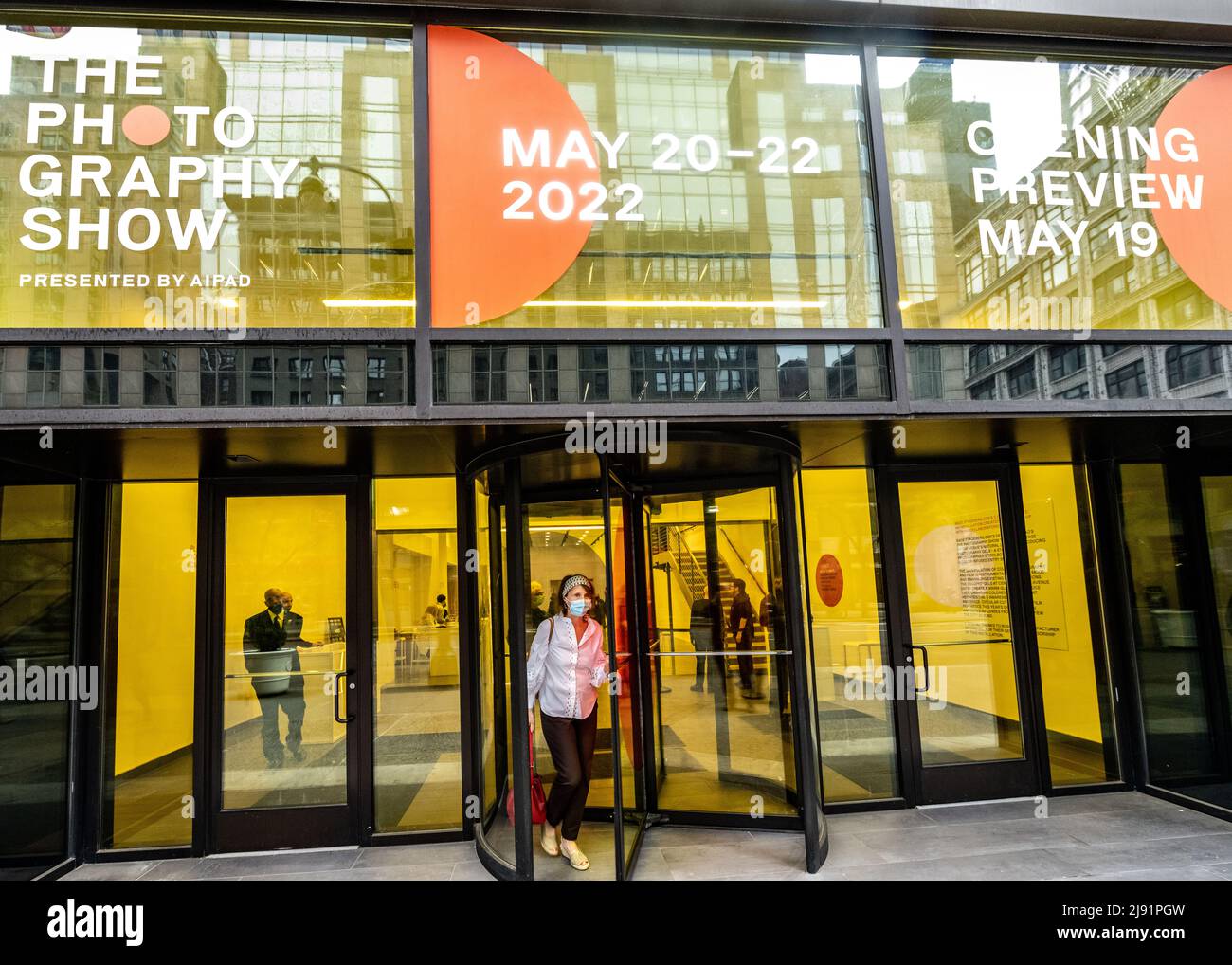 New York, Stati Uniti. 19th maggio 2022. La Photography Show presentata dall'AIPAD (Association of International Photography Art Dealers) si è aperta oggi in un nuovo sito nella Fifth Avenue di New York. Lo spettacolo riunisce 49 delle più importanti gallerie di fotografia d'arte del mondo. Credit: Enrique Shore/Alamy Live News Foto Stock