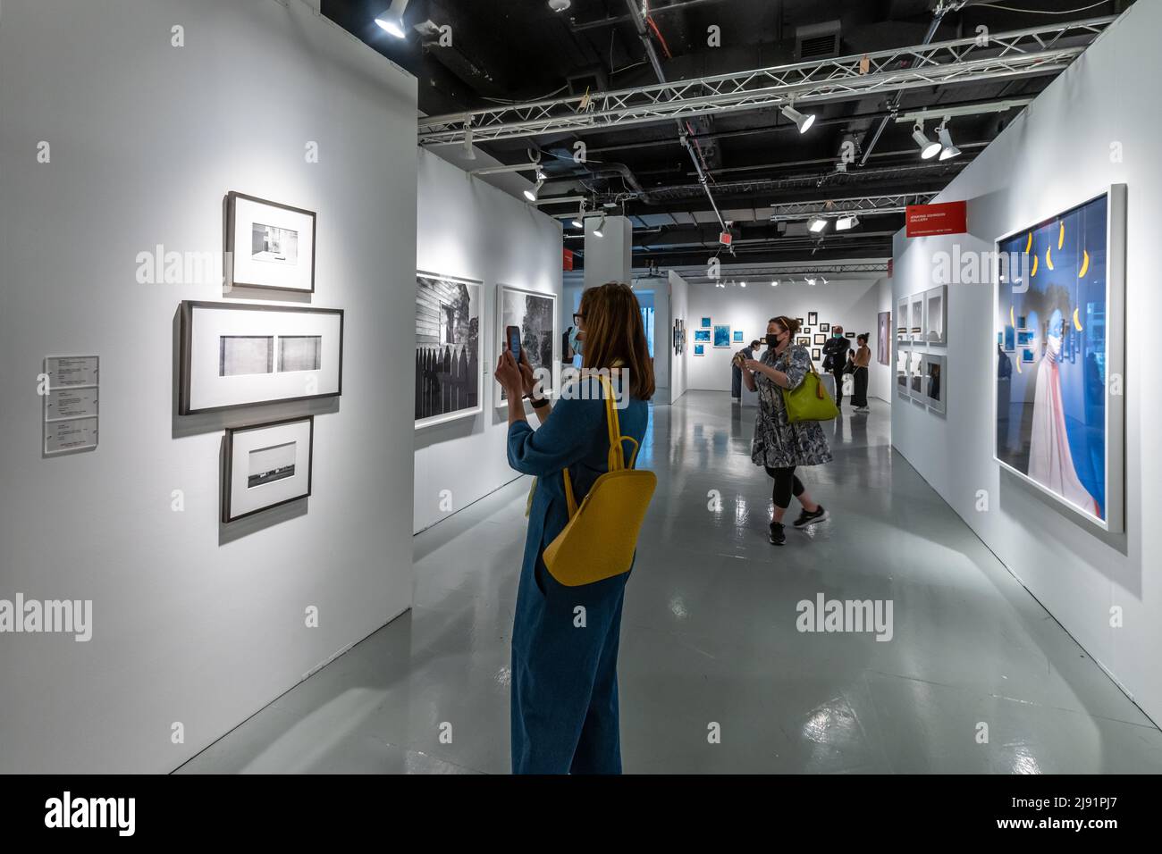 New York, Stati Uniti. 19th maggio 2022. I visitatori utilizzano i loro cellulari durante il giorno di apertura del Photography Show presentato dall'AIPAD (Association of International Photography Art Dealers) a New York City. Lo spettacolo riunisce 49 delle più importanti gallerie di fotografia d'arte del mondo. Credit: Enrique Shore/Alamy Live News Foto Stock