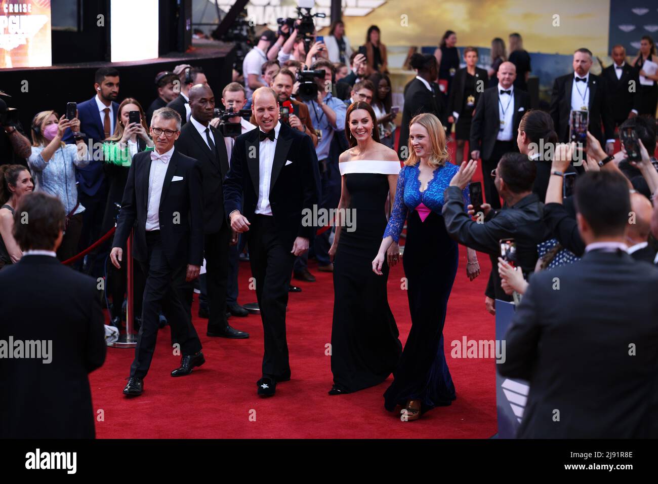 Il Duca e la Duchessa di Cambridge, con Cameron Saunders (a sinistra) della Film and TV Charity, mentre arrivano per la prima britannica di Top Gun: Maverick alla Odeon Leicester Square, nel centro di Londra. Data immagine: Giovedì 19 maggio 2022. Foto Stock