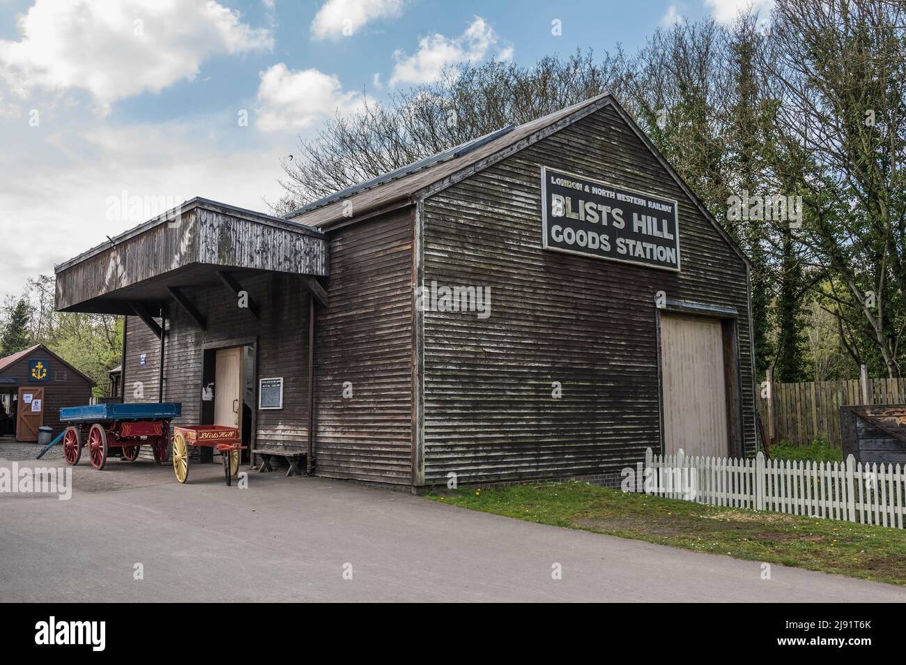 Immagine colorata dell'edificio del negozio di merci della ferrovia Blists Hill al museo vivente della città vittoriana Blists Hill del 1900 Foto Stock