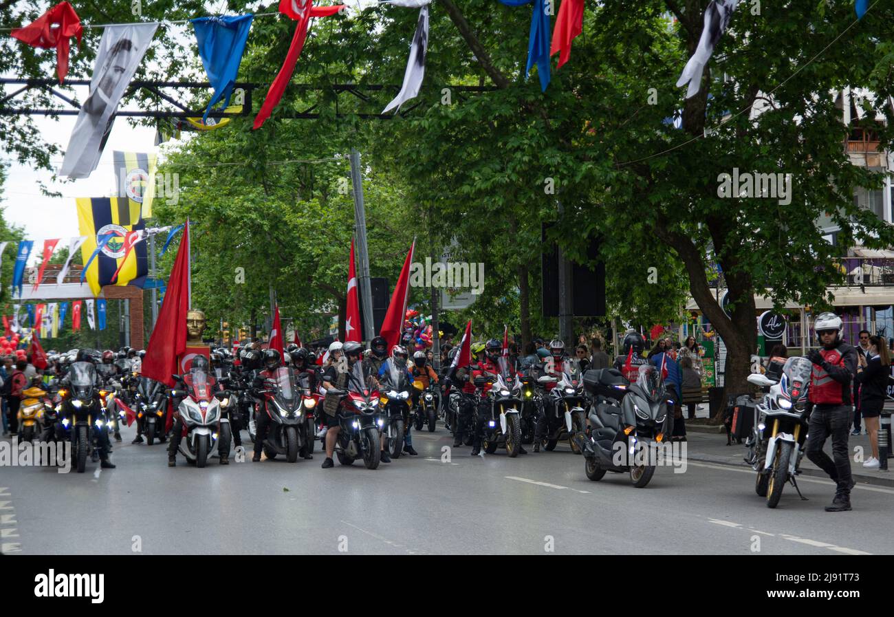 Piazza Sultanahmet. Turchia, 19/05/2022, la moto Turca festivo festeggia i piloti, gli sport e l’eredità di Atatürk da Istanbul, gli eventi organizzati dal governatorato e dal comune metropolitano hanno attirato la folla durante tutta la giornata. Le attività che si svolgono in tutta la città includevano concerti di studenti di scuole di musica, spettacoli di stunt di giovani artisti marziali e 1.919 giovani ballerini che si esibiscono in harmandalı, una danza popolare nella Turchia occidentale in Piazza Sultanahmet. Un gran numero di giovani ciclisti ha anche partecipato a un tour di Istanbul dal titolo “la gioventù segue le orme di ATA” (una forma abbreviata di Atatürk Foto Stock