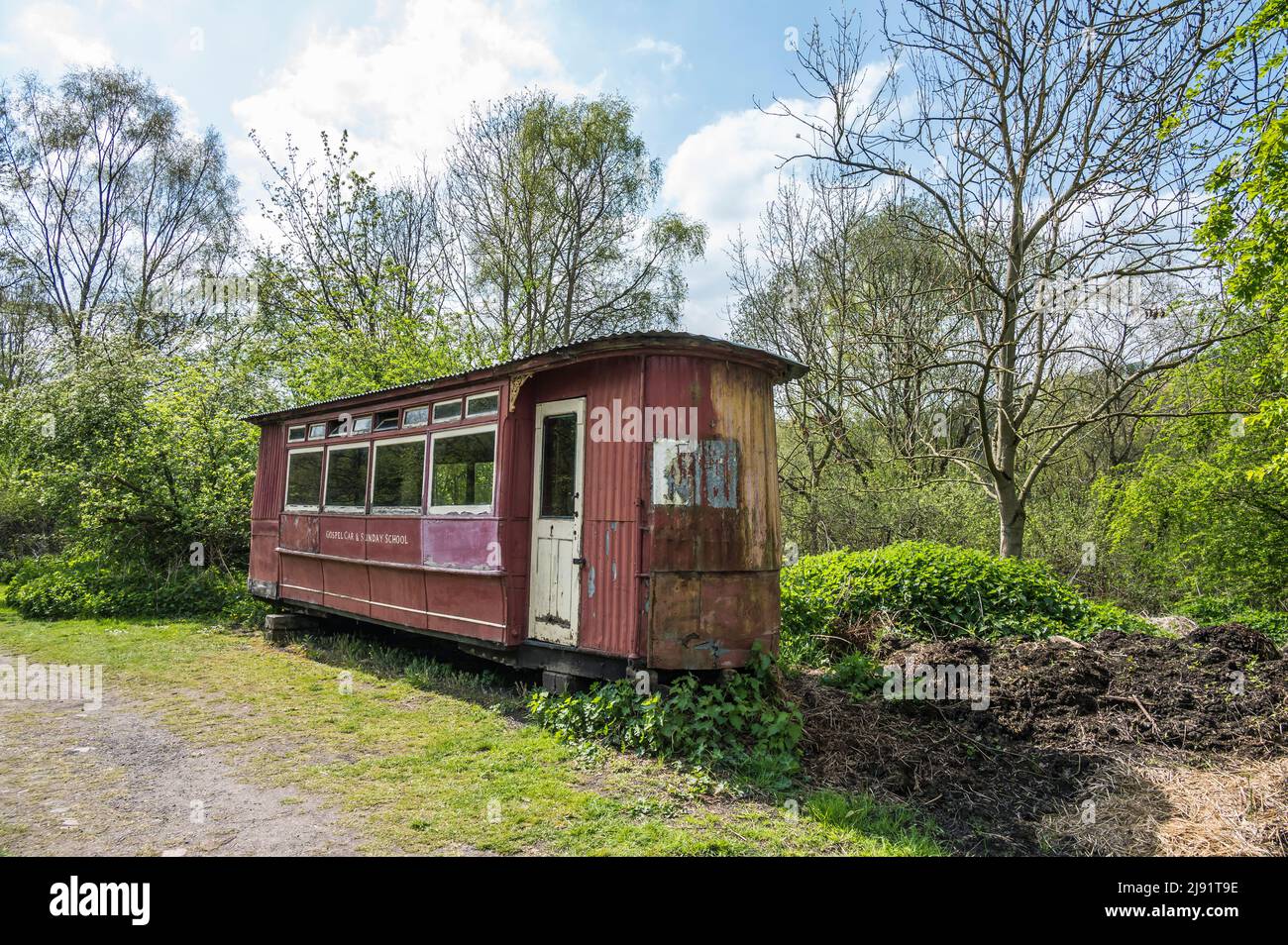 Immagini colorate della carrozza ferroviaria abbandonata lungo il canalside al museo vivente della città vittoriana di Blists Hill del 1900 Foto Stock