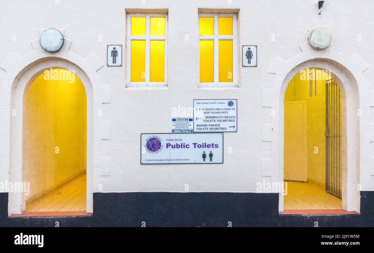 servizi igienici pubblici in Dorset con porte di ingresso maschio e femmina Foto Stock