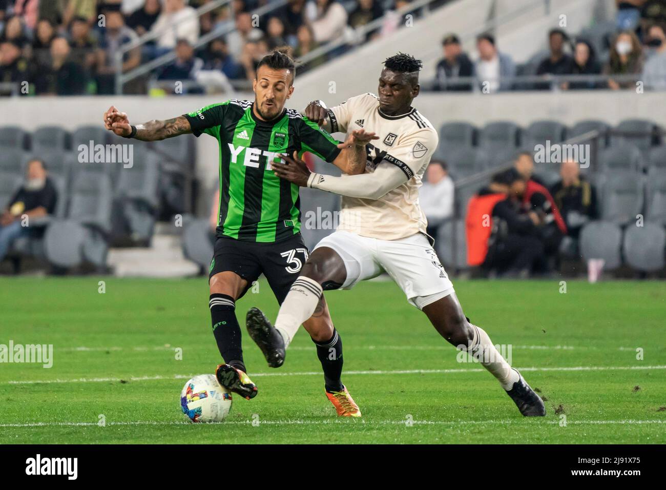 Il difensore della LAFC Jesús Murillo (3) fouls Austin FC in avanti Maximiliano Urruti (37) durante una partita MLS, mercoledì 18 maggio 2022, al Banc della California Foto Stock