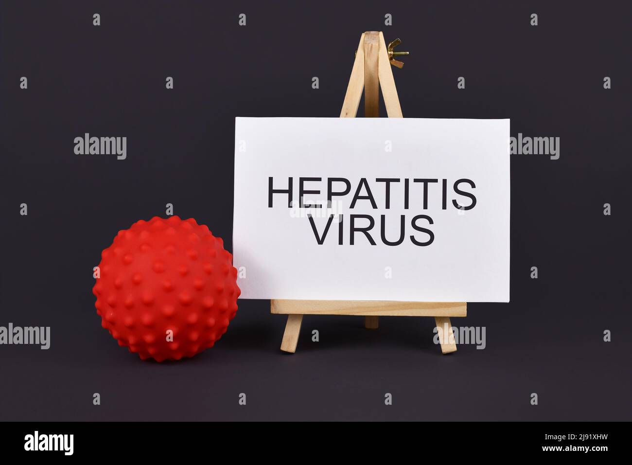 Concetto di epatite virale con modello di virus circolare e testo Foto Stock