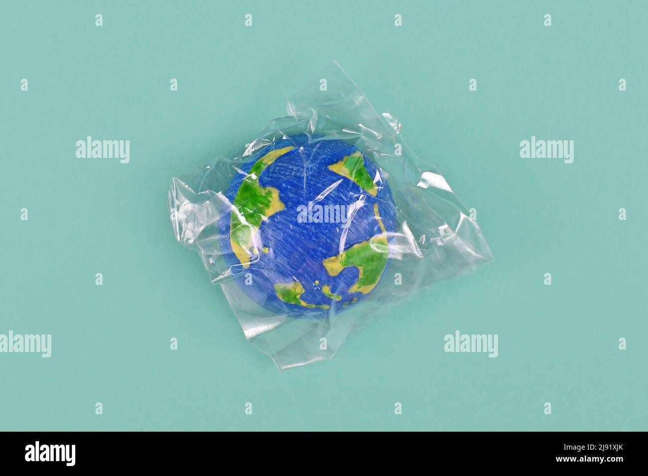 Modello di terra del pianeta avvolto in plastica Foto Stock
